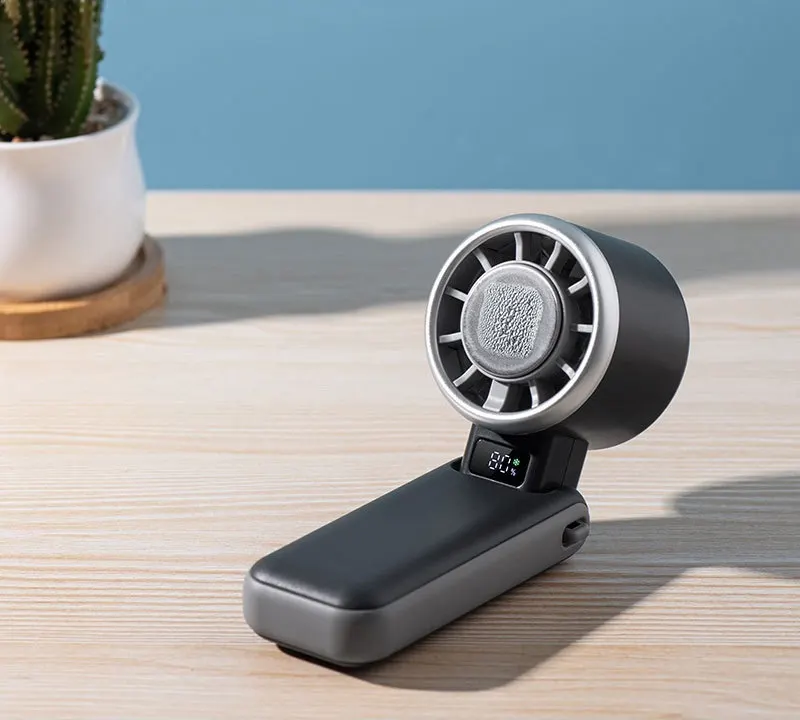 Ventilateur posé sur un bureau, tête pliée
