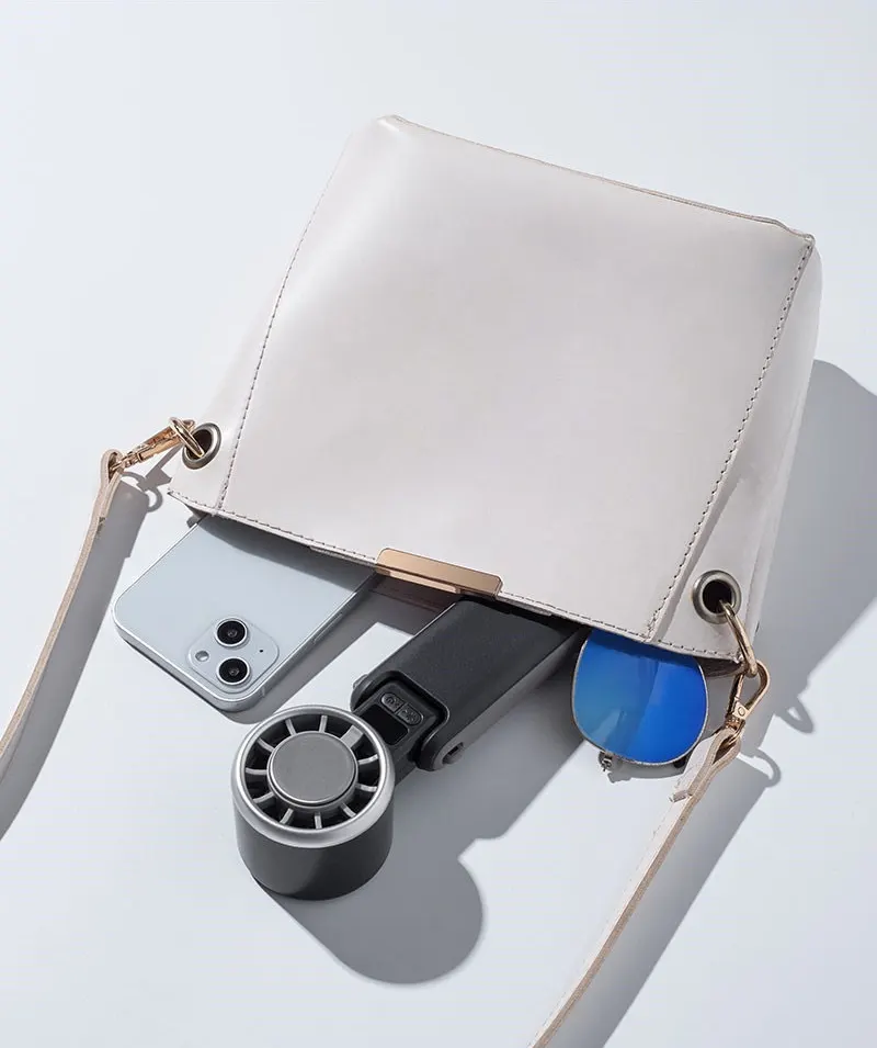 Ventilateur rangé dans un sac à main