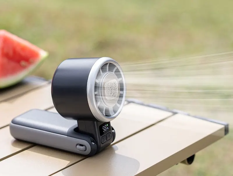 Ventilateur posé sur une table en extérieur, souffle réglable